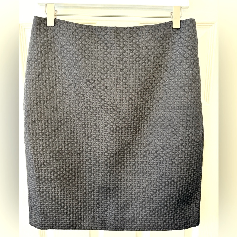 Banana Republic Factory black pencil skirt with geometric texture - size 4